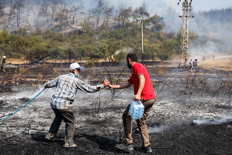 Turkish Red Crescent volunteers assist in fighting wildfires that swept across the country, July 2025. (Turkish Red Crescent/Climate Centre/Flickr)