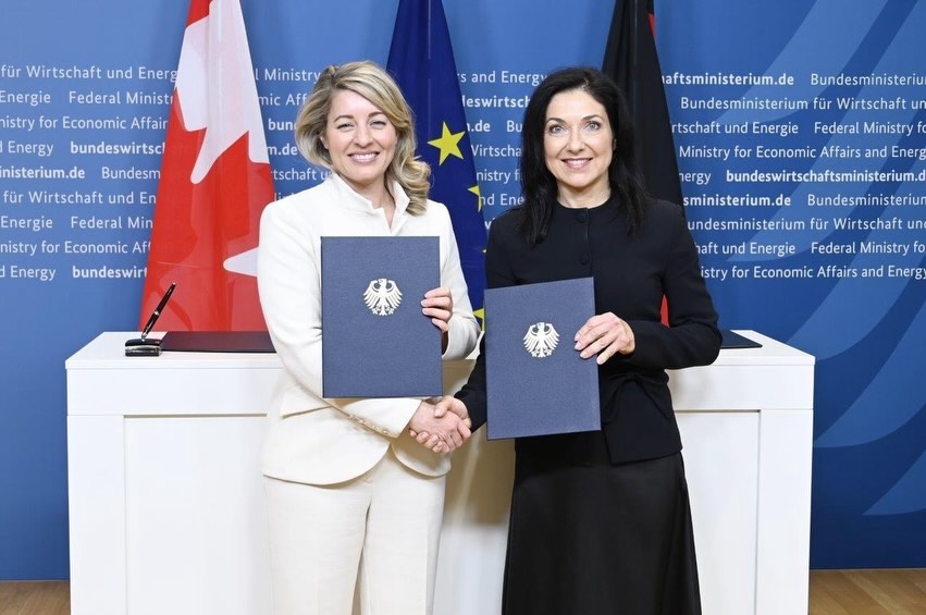 Minister of Industry Mélanie Joly (left) in Berlin with with her German counterpart, Katherina Reiche, Minister for Economic Affairs and Energy. (Mélanie Joly/Facebook)